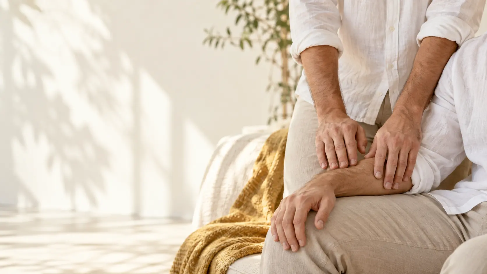 Zwei Männer begegnen sich im ersten Kennenlerngespräch für eine Massage-Session.